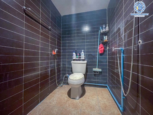 *****ทาวน์เฮ้าส์มือสองย่านกรุงเทพฯ ม.ซิกเนเจอร์ เพชรเกษม69 เนื้อที่กว้างเกือบ 38 ตร.ว. ฟังก์ชัน 5 ห้องนอน 4 ห้องน้ำ ที่จอดรถ 2 คัน พื้นที่ข้างบ้านกว้างขวาง ต่อเติมครบ พร้อมเข้าอยู่ได้ทันที บนทำเลแห่งการเดินทาง ใกล้รถไฟฟ้าสายสีน้ำเงิน "หลักสอง" จองเลย!